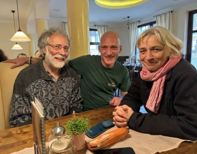 Christoph Bals, Christiane Bals und Steve Richter sitzen im Café