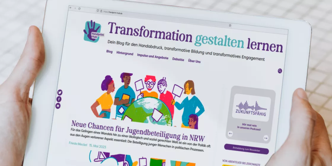 Ein Tablet dass in der Hand gehalten wird