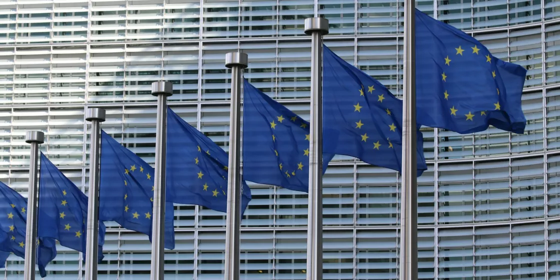 EU-Flaggen vor Kommissionsgebäude