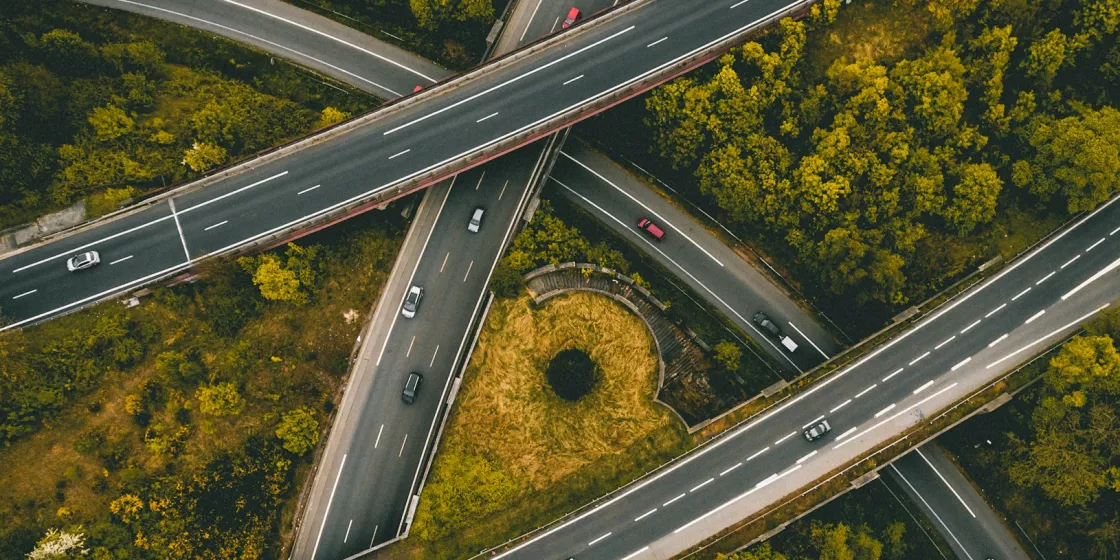 sich kreuzende Autobahnen