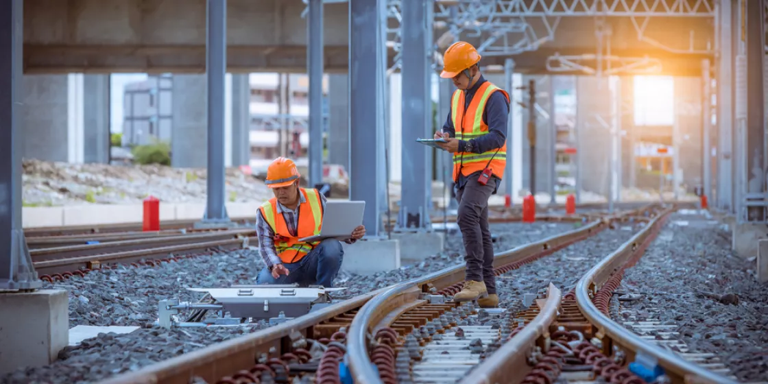 Zwei Arbeiter an Bahnschienen