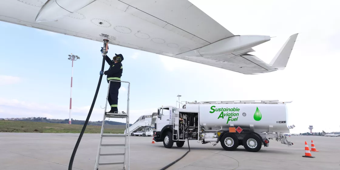 Techniker füllt SAF-Kraftstoff in Flugzeugtank