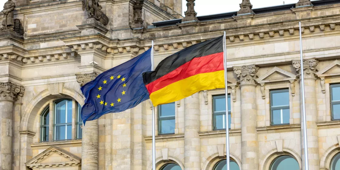 EU-Flagge neben Deutschlandflagge