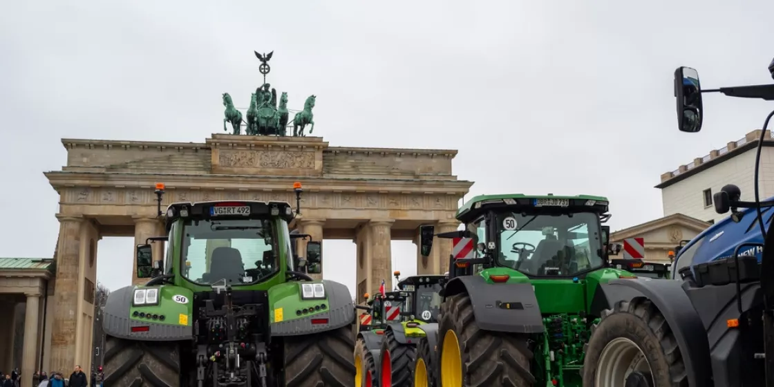 Bauernschlepper mit dem Brandenburger Tor im Hintergrund. Berlin, Deutschland, 18. Dezember.