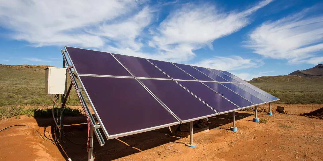 Eine Solaranlage in der Wüste von Südafrika