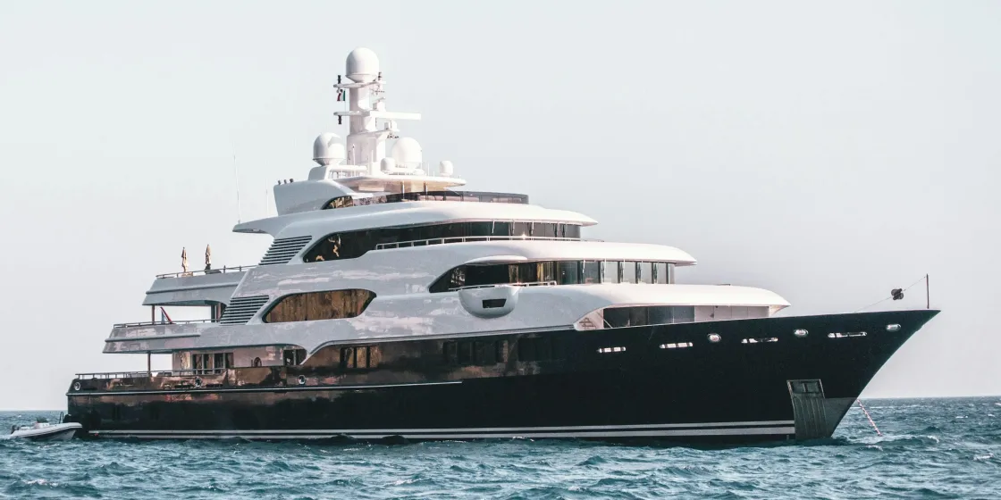 Eine vierstöckige Superyacht, die auf dem Meer schwimmt