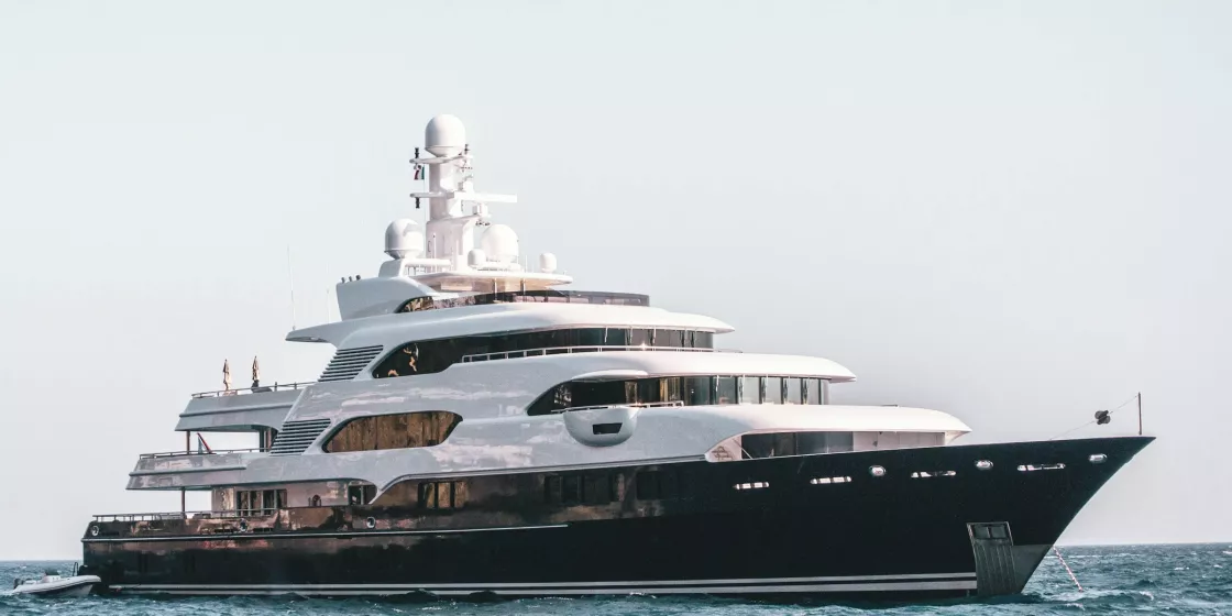 Eine vierstöckige Superyacht, die auf dem Meer schwimmt