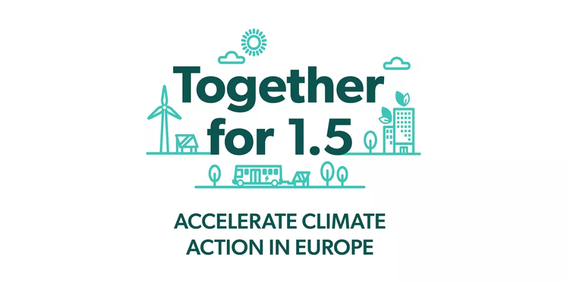Titelbild: Together for 1.5 Accelerate climate action in Europe, Um den Schriftzug herum sieht man verschiedene Symbole, die mit einem klimaneutralen Leben verbunden werden können, beispielsweie ein Windrat oder ein Bus, der an einer E-ladestation hängt