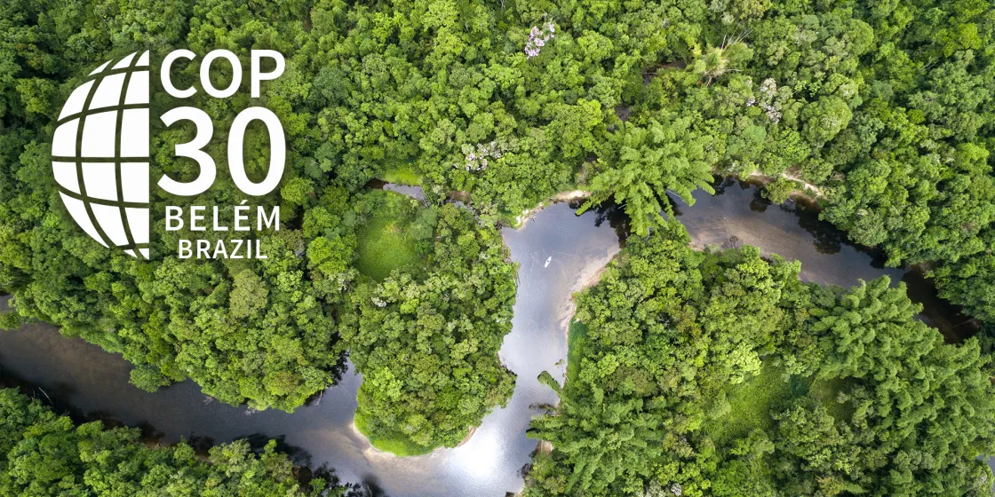 Luftbild vom Amazonasregenwald mit Schriftzug COP30 Belem, Brasilien