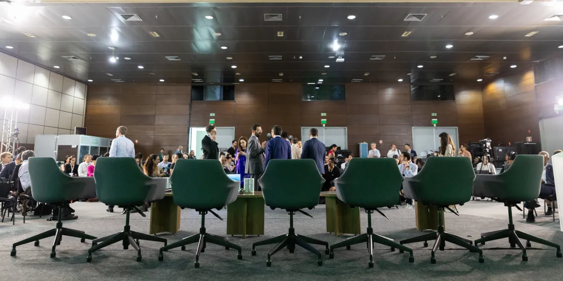 Leere Stühle bei der COP30 in einem Verhandlungsraum