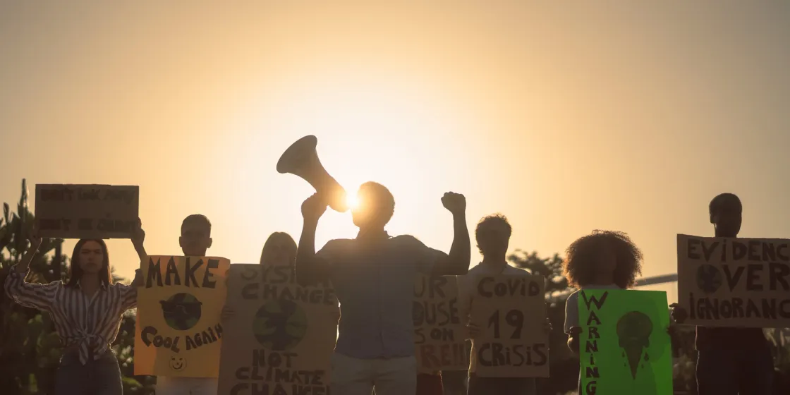 Foto einer Demonstration im Sonnenuntergang