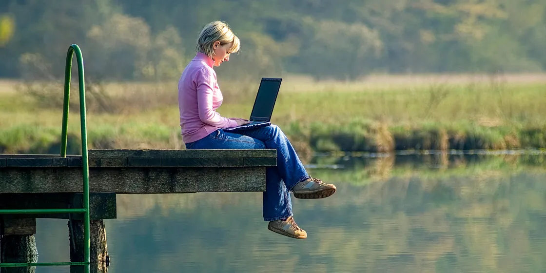Frau auf Steg an See