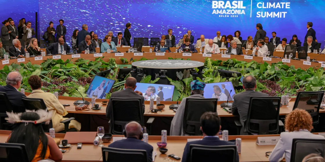 Politiker sitzen im Kreis auf einer Sitzung der COP30 in Belem.