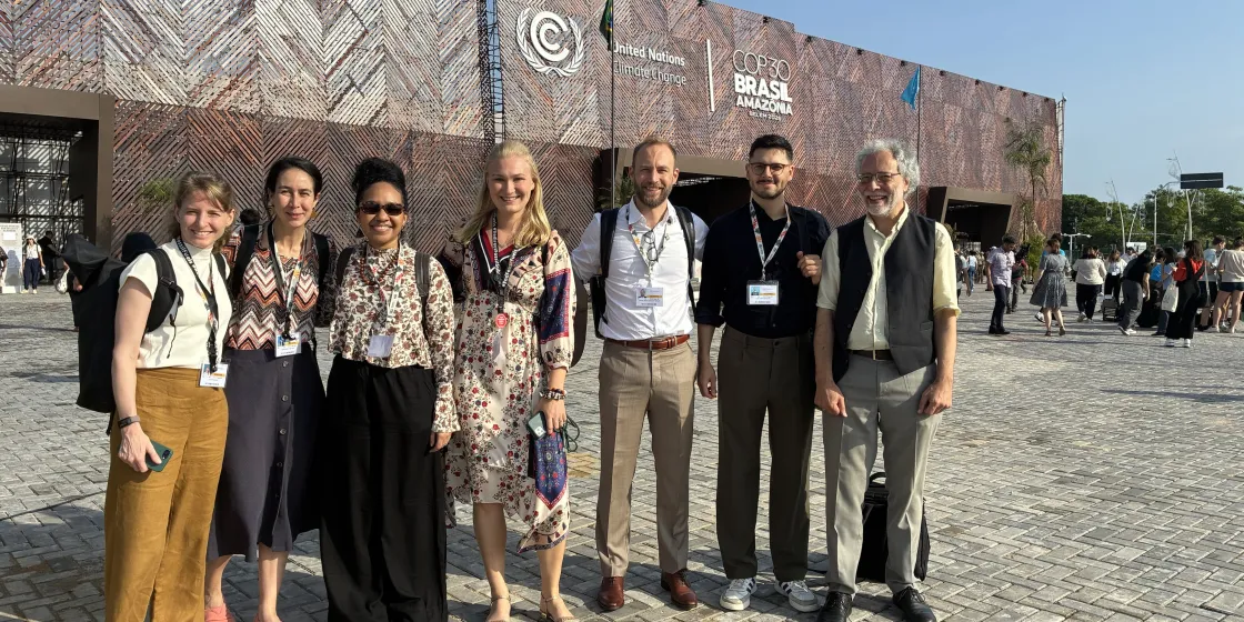 Teil der Germanwatch_Delegation vor dem COP30-Gelände in Belém