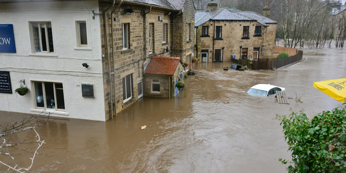 Überflutete Häuser und Autos