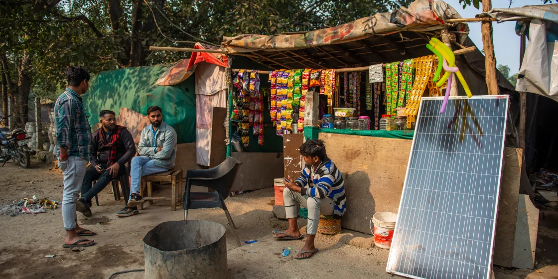 Kleiner Verkaufsstand in Delhi mit Solarpanel