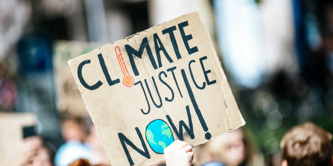 Schild auf einer Demonstration mit der Aufschrift "climate justice now"
