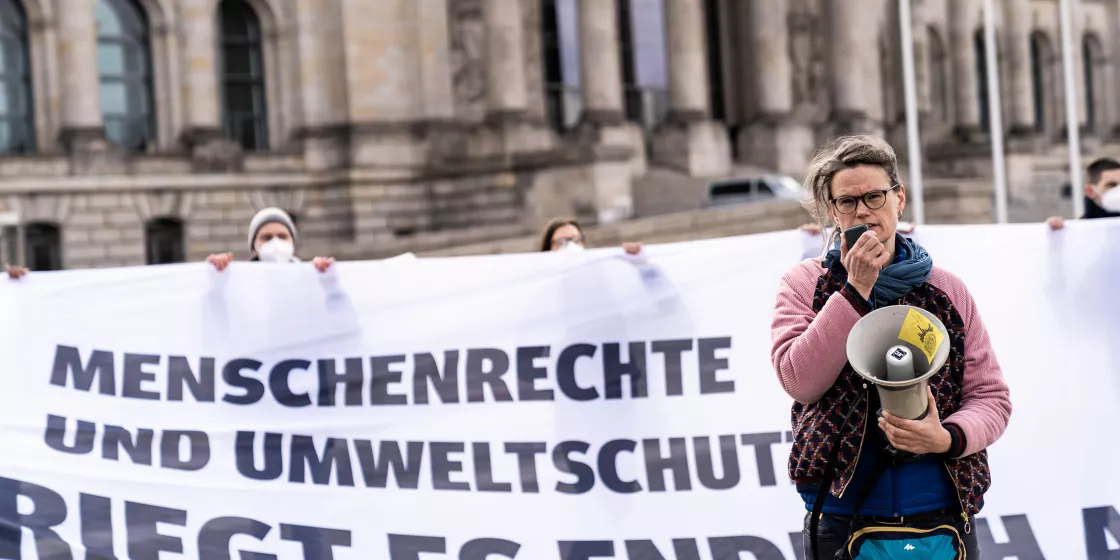 Demonstration for dem deutschen Bundestag: Banner "Menschenrechte und Umweltschutz"