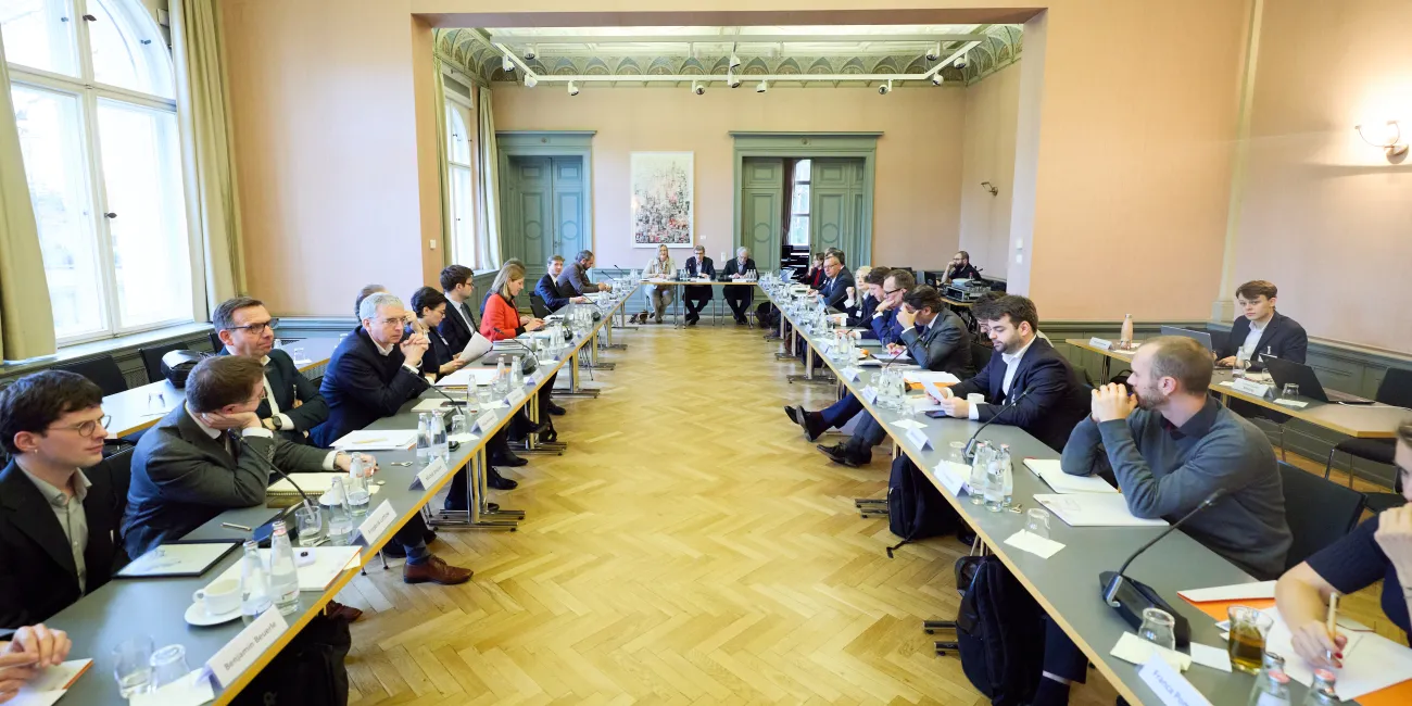 Image de la salle de conférence avec tous les participants