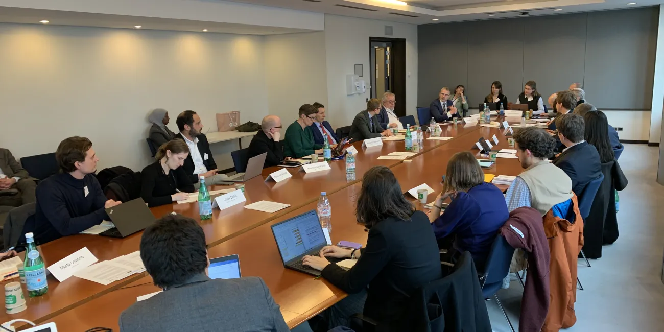 photo de l'atelier au Parlement européen, tous les participants sont assis autour d'une grande table