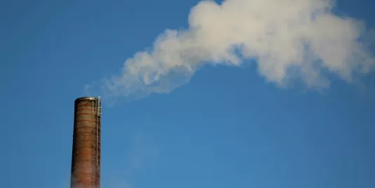Rauchender Industrieschornstein