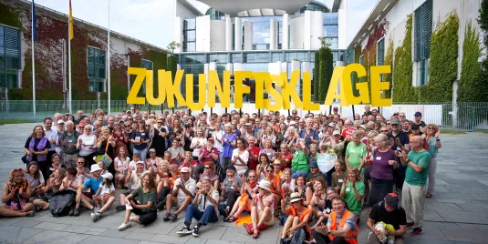 Zukunftskläger:innen vor dem Bundeskanzleramt