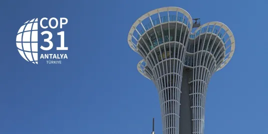 Expo-Turm in Antalya vor blauem Himmel mit COP31-Germanwatch-Logo
