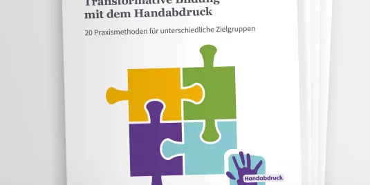 Cover des Methoden-Handbuches: Vier, verschiedenfarbige, ineinandergreifende Puzzlestücke