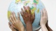 Globus wird von vielen Händen gehalten | Foto: Joachim Wendler via Fotolia.com