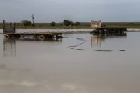 Teile eines landwirtschaftlichen Fahrzeugs stehen auf einem überschwemmten Feld