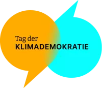 Logo: Zwei ineinandergreifende Sprechblasen in orange und blau mit dem Schriftzug "Tag der Klimademokratie"