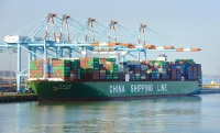 Ein Frachtschiff der China Shipping Line wird im belgischen Zeebrugge entladen.