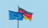 EU-Falle und Deutschland-Flagge wehen nebeneinander