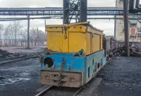 Ein Kohlewagen in den ukrainischen Farben steht in einer Industrieanlage