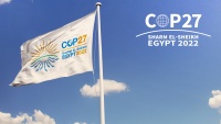Flagge mit dem Logo der UN-Klimakonferenz (COP) 2022