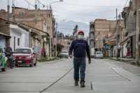 Saúl Luciano Lliuya en las calles de Huaraz