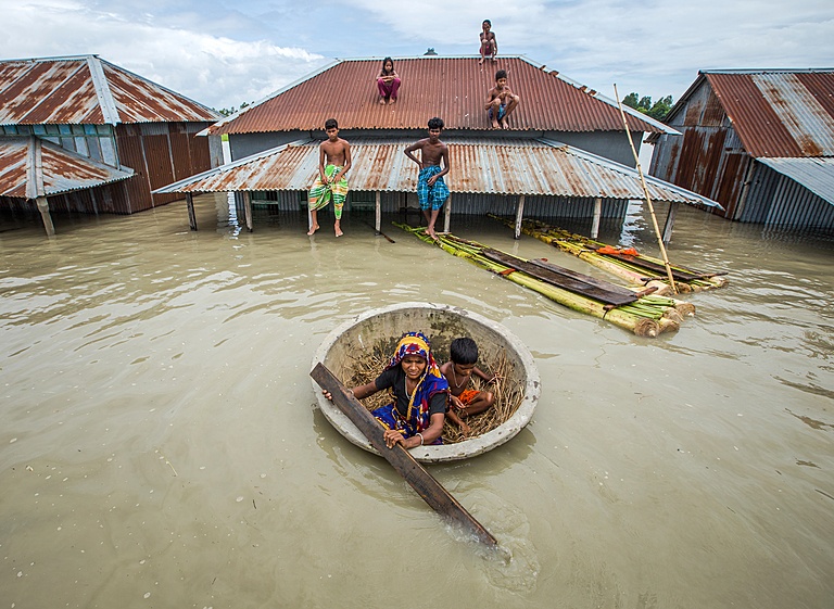 FIG. 3. Sirajganj, Bangladesh, 2020: Climate impacts such as an increased number of floods, higher rainfall in the Ganges-Meghna-Brahmaputra river basins, and the melting of glaciers in the Himalayas, force people to leave their homes and migrate (Moniruzzaman Sazal / Climate Visuals Countdown).