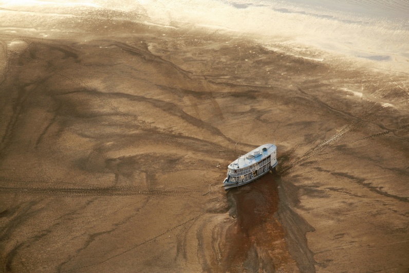 Fig. 4. Amazon drought: Big river boat trapped on a sand bank East of Barreirinha, during one of the worst droughts ever recorded in the Amazon in 2005 (Daniel Beltrá / Greenpeace).