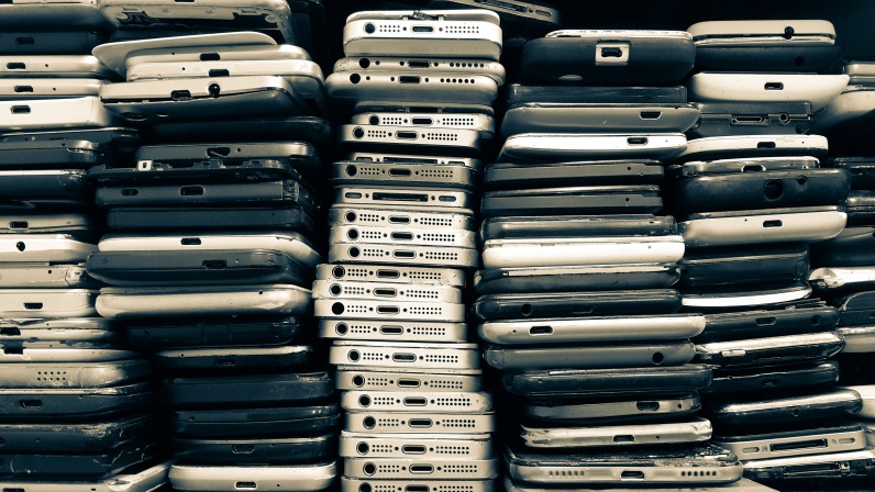 Mehrere Smartphone-Stapel stehen nebeneinander