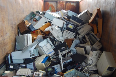 Publikation: Transformation der Wirtschaft und Digitalisierung am Gemeinwohl ausrichten - Bild Computer Müllhaufen