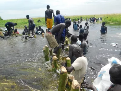 Foto, das einen gemeindebasierten Deichbau im Südsudan 2019 zeigt
