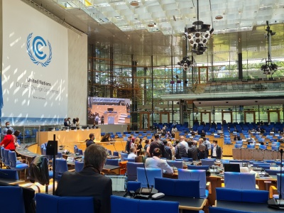 Blick in den Plenarsaal bei den UN-Klimazwischenverhandlungen in Bonn.