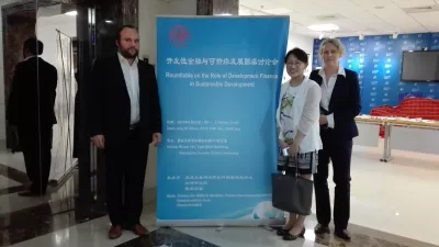 Lutz Weischer und Gerrit Hansen von Germanwatch mit Yunwen Bai, Direktorin der chinesischen Partnerorganisation Greenovation Hub