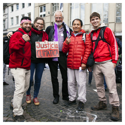 Bild: Saúl Luciano Lliuya, Klaus Milke und andere bei der Kohledemo in Bonn, 4.11.2017