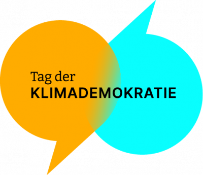 Logo: Zwei ineinandergreifende Sprechblasen in orange und blau mit dem Schriftzug "Tag der Klimademokratie"