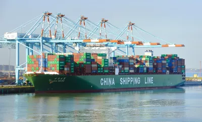 Ein Frachtschiff der China Shipping Line wird im belgischen Zeebrugge entladen.