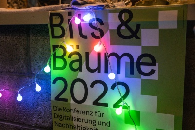Plakat mit Lichterkette: Bits & Bäume 2022