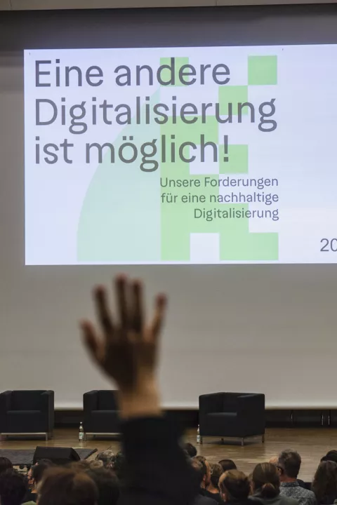 Bits und Bäume Konferenz 2022 in Berlin, im Vordergrund ist eine Hand zu sehen, die sich meldet