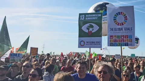 SDG-Plakat bei Demo am Hambacher Wald im Oktober 2018