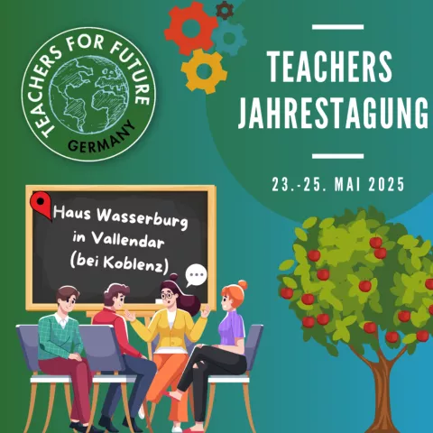 Foto mit dem Titel "Teachers Jahrestagung", Datum (23.-25.05.2025) und Abbildung von einer Gruppe erwachsener Menschen, die in einem Stuhlkreis sitzen und miteinander reden. Über ihnen ist eine Tafel mit dem Ort der Veranstaltung (Haus Wasserburg in Vallendar, bei Koblenz), neben ihnen sieht man einen Apfelbaum. Über der Tafel ist das Logo von teachers for future
